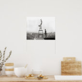 Stuntman führt den Balancing Act von 1917 durch. V Poster (Küche)