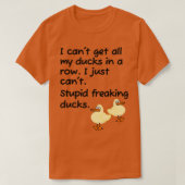 Stupid Freaking Ducks in einem Row Classic TShirt (Design vorne)