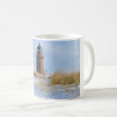 Sturdy Lighthouse an einer Felsküste im Winter Kaffeetasse (VorderseiteRechts)