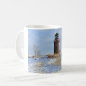 Sturdy Lighthouse an einer Felsküste im Winter Kaffeetasse (Vorderseite Links)