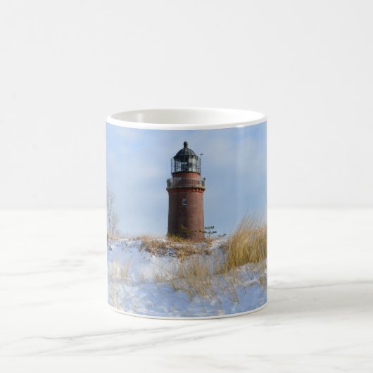 Sturdy Lighthouse an einer Felsküste im Winter Kaffeetasse (Mittel)