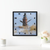 Sturdy Lighthouse an einer Felsküste im Winter Quadratische Wanduhr (Zuhause)