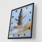 Sturdy Lighthouse an einer Felsküste im Winter Quadratische Wanduhr (Winkel)