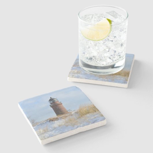 Sturdy Lighthouse an einer Felsküste im Winter Steinuntersetzer (Seitenansicht)