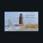 Sturdy Lighthouse an einer Felsküste im Winter Visitenkarte<br><div class="desc">Ein roter Leuchtturm aus rotem Ziegelstein bewacht im Winter allein die Meere. Der raue und felsige Boden ist schneebedeckt mit weizenfarbenen Gräsern, die untätig im Wind wehen. Evoziert ein Gefühl der Einsamkeit. Ein blauer Himmel mit weißen, weiße, weiße Wolken überladen. Schönes berufliches Design für einen echten Anwesen Agent oder Immobilien...</div>