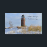 Sturdy Lighthouse an einer Felsküste im Winter Visitenkarte<br><div class="desc">Ein roter Leuchtturm aus rotem Ziegelstein bewacht im Winter allein die Meere. Der raue und felsige Boden ist schneebedeckt mit weizenfarbenen Gräsern, die untätig im Wind wehen. Evoziert ein Gefühl der Einsamkeit. Ein blauer Himmel mit weißen, weiße, weiße Wolken überladen. Schönes berufliches Design für einen echten Anwesen Agent oder Immobilien...</div>