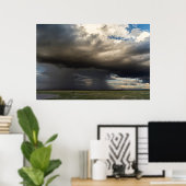 Sturm, der über den nahen Berghängen ausbricht Poster (Heimbüro)