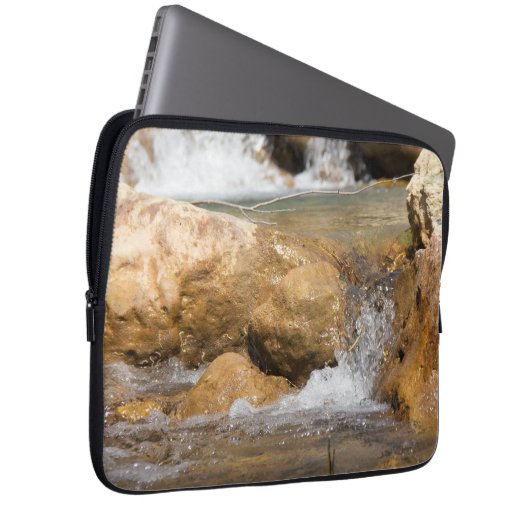 Sturmbach im Frühling Laptopschutzhülle (Vorne Rechts)