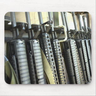 Sturmgewehre stehen auf dem Waffengestell bereit Mousepad