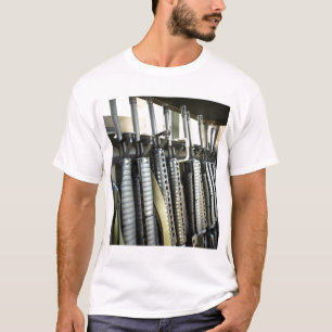 Sturmgewehre stehen bereit T-Shirt