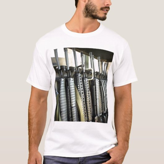 Sturmgewehre stehen bereit T-Shirt (Vorderseite)