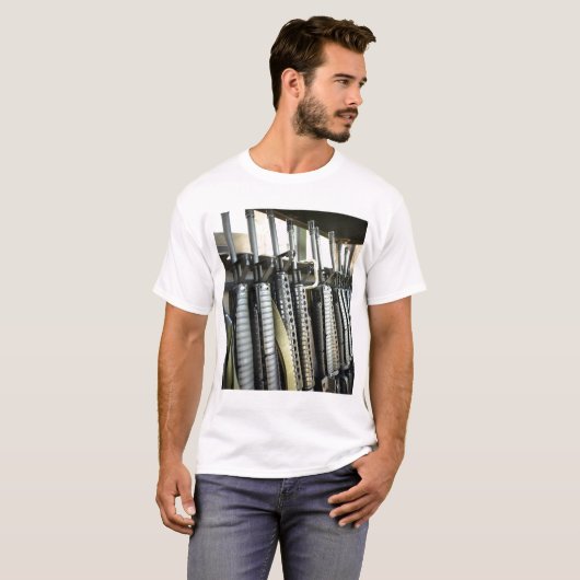 Sturmgewehre stehen bereit T-Shirt (Vorne ganz)