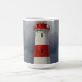 Stürmischer roter Leuchtturm Küste Kaffeetasse (Mittel)