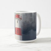 Stürmischer roter Leuchtturm Küste Kaffeetasse (VorderseiteRechts)
