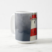 Stürmischer roter Leuchtturm Küste Kaffeetasse (Vorderseite Links)