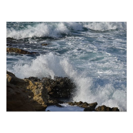 Sturmsee, Wellen, die auf Felsen stürzen Poster (Vorderseite)