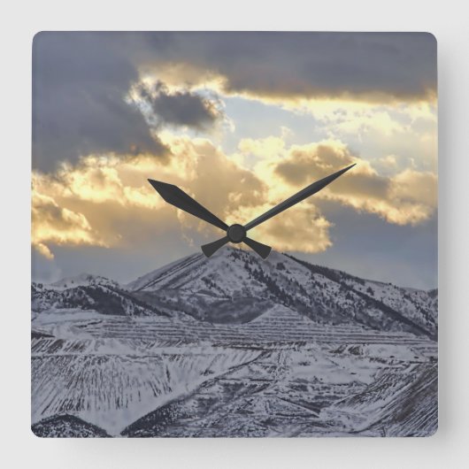 Sturmsonnenuntergang über schneebedeckten Bergen Quadratische Wanduhr (Vorderseite)