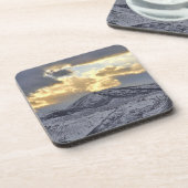 Sturmsonnenuntergang über schneebedeckten Bergen Untersetzer (Linke Seite)