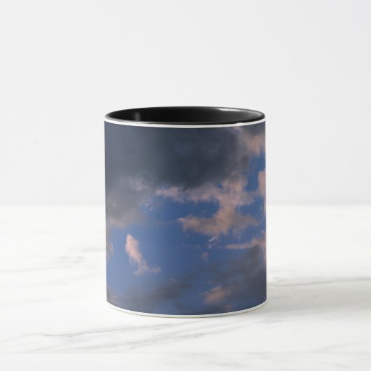 Sturmwolken gegen blauen Himmel Tasse (Zentrum)