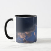 Sturmwolken gegen blauen Himmel Tasse (Links)