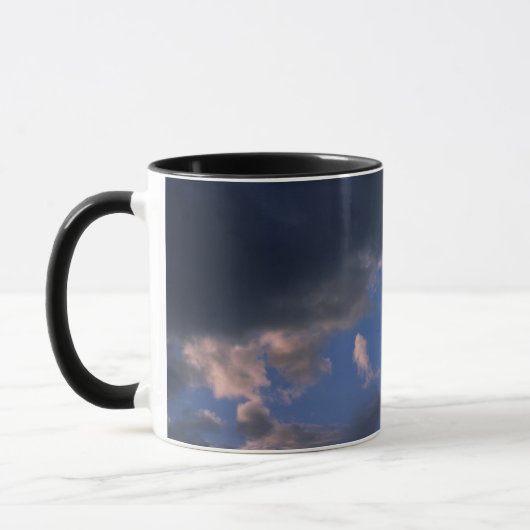 Sturmwolken gegen blauen Himmel Tasse (Links)