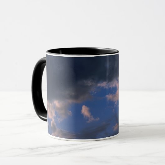 Sturmwolken gegen blauen Himmel Tasse (Vorderseite Links)