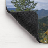 Sturmwolken mit Herbstfarben über den Bergen. Mousepad (Ecke)