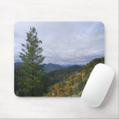 Sturmwolken mit Herbstfarben über den Bergen. Mousepad (Mit Mouse)