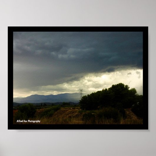 Sturmwolken über Berggipfeln Poster (Vorne)