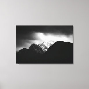 Sturmwolken und Sonne über den Bergen Leinwanddruck