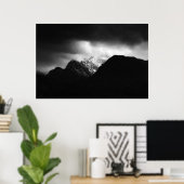 Sturmwolken und Sonne über den Bergen Poster (Heimbüro)