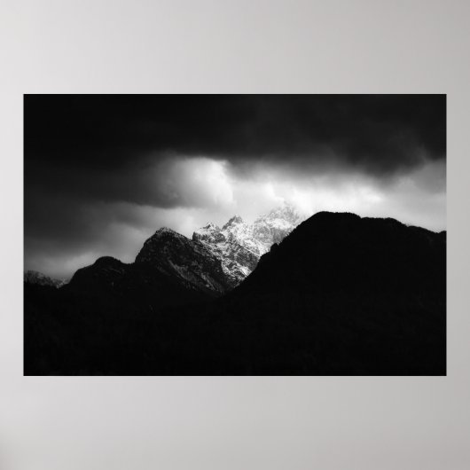 Sturmwolken und Sonne über den Bergen Poster (Vorne)