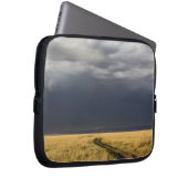 Sturmwolken und Straße über gassy Ebenen der Laptopschutzhülle (Vorne Rechts)