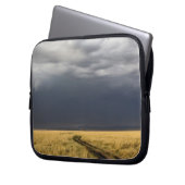 Sturmwolken und Straße über gassy Ebenen der Laptopschutzhülle (Vorderseite Links)