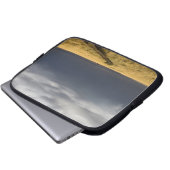 Sturmwolken und Straße über gassy Ebenen der Laptopschutzhülle (Vorne Knopf)