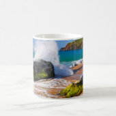 Sturz der Wellen am Strand von Hawaii Kaffeetasse (Mittel)