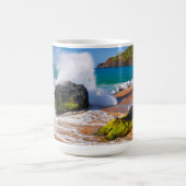 Sturz der Wellen am Strand von Hawaii Kaffeetasse (Mittel)