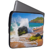 Sturz der Wellen am Strand von Hawaii Laptopschutzhülle (Vorne Rechts)