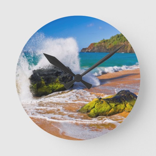 Sturz der Wellen am Strand von Hawaii Runde Wanduhr (Vorderseite)