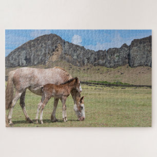 Stute und Fohlen am Vulkankrater von Rano Raraku Puzzle
