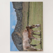 Stute und Fohlen am Vulkankrater von Rano Raraku Puzzle (Vertikal)