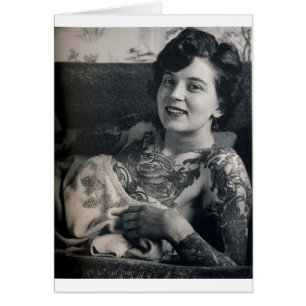 Stützende tätowierte Dame