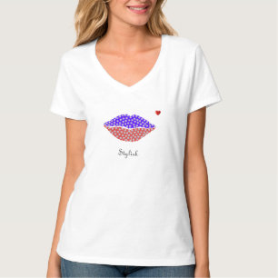 Stylische Diamanten auf blauen und roten Lippen mi T-Shirt