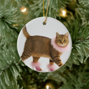 Stylische Katze in rosa Absätzen und fluffigem Keramik Ornament