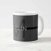Stylische Maskuline Dunkelgrau Name & Monogramm Jumbo-Tasse (Vorderseite Rechts)