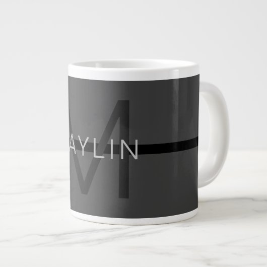 Stylische Maskuline Dunkelgrau Name & Monogramm Jumbo-Tasse (Vorderseite Rechts)