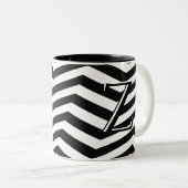 Stylische Schwarz-weiße Zickzack Stripe Monogram C Zweifarbige Tasse (VorderseiteRechts)
