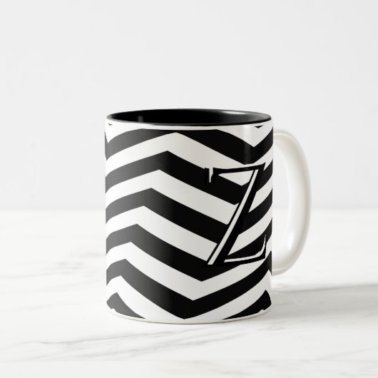 Stylische Schwarz-weiße Zickzack Stripe Monogram C Zweifarbige Tasse (VorderseiteRechts)