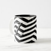 Stylische Schwarz-weiße Zickzack Stripe Monogram C Zweifarbige Tasse (Vorderseite Links)