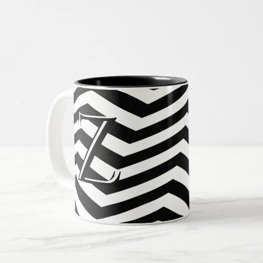 Stylische Schwarz-weiße Zickzack Stripe Monogram C Zweifarbige Tasse (Vorderseite Links)